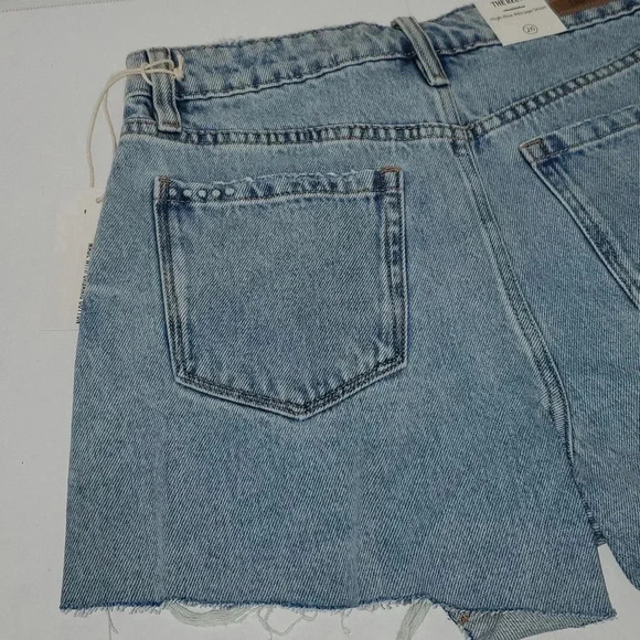 BLANK NYC Light Wash High Rise Ribcage Jean Shorts Size 26 NWT Cut Off - Picture 3 of 14